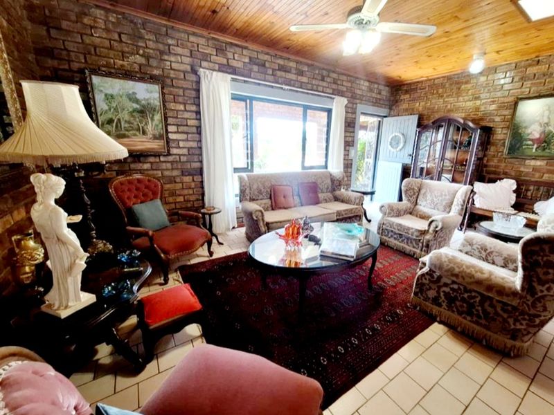 North-Facing 4 Bedroom Coastal Home with Panoramic Ocean Views: Boggomsbaai - Photo 6