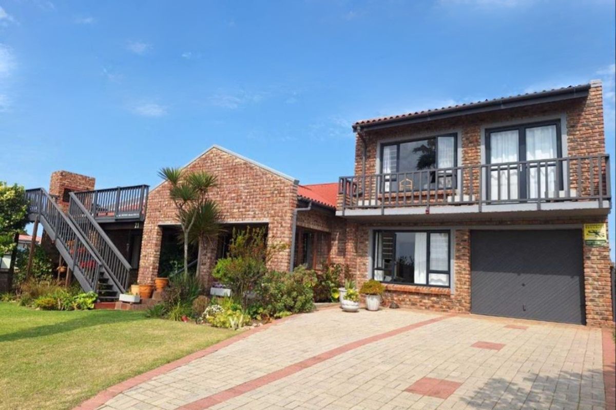 North-Facing 4 Bedroom Coastal Home with Panoramic Ocean Views: Boggomsbaai - Photo 2