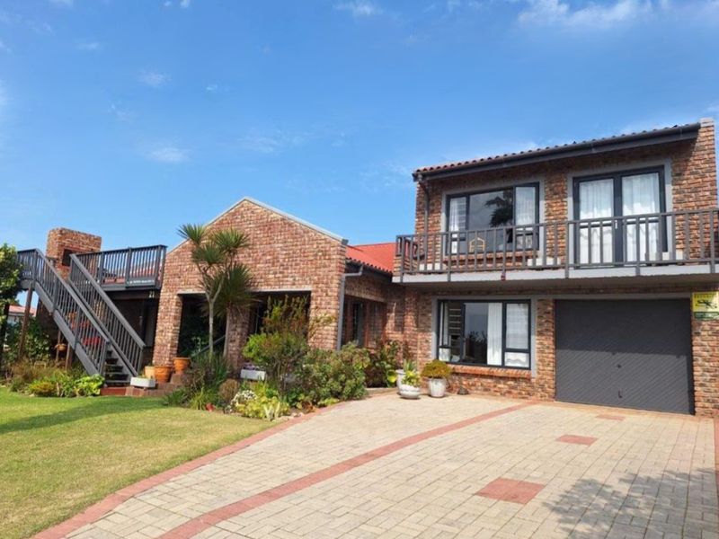 North-Facing 4 Bedroom Coastal Home with Panoramic Ocean Views: Boggomsbaai - Photo 2