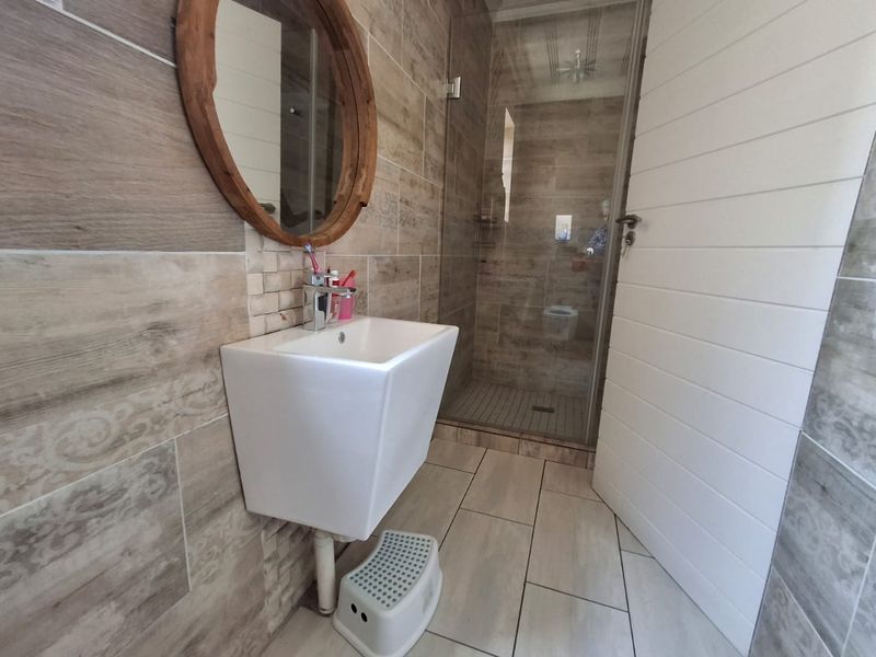 Elegant Double-Storey Home for Sale in Thornbrook Golf Estate, Theresapark - Photo 9