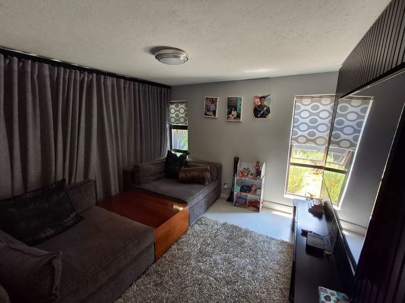 Elegant Double-Storey Home for Sale in Thornbrook Golf Estate, Theresapark - Photo 7