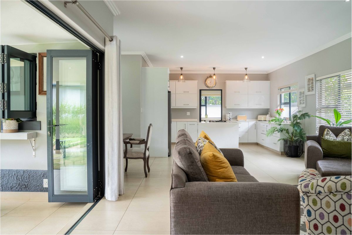 Easy Simplex Living in Cotswold Downs with large garden - Photo 2