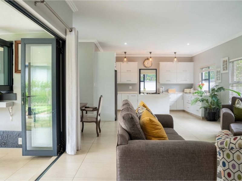 Easy Simplex Living in Cotswold Downs with large garden - Photo 2