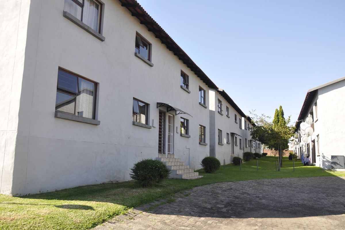 Attractive First Floor Apartment in Hilton Heights  Complex - Photo 2