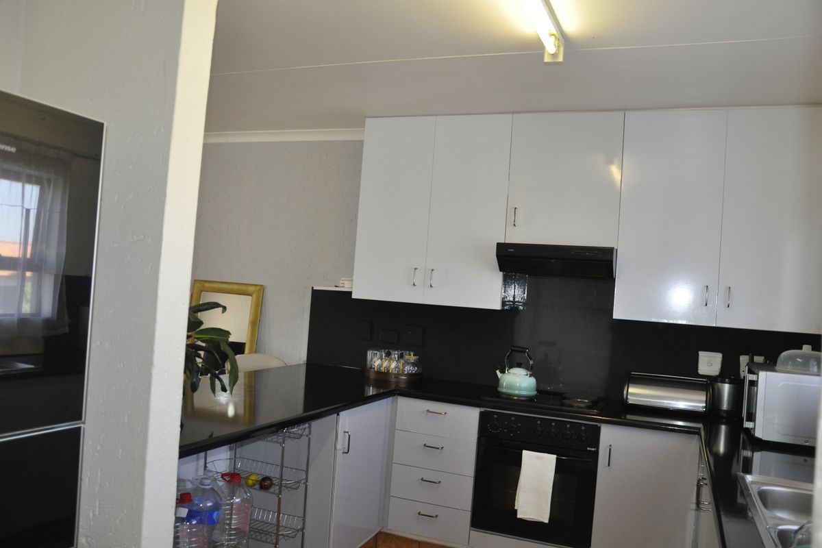 Attractive First Floor Apartment in Hilton Heights  Complex - Photo 5