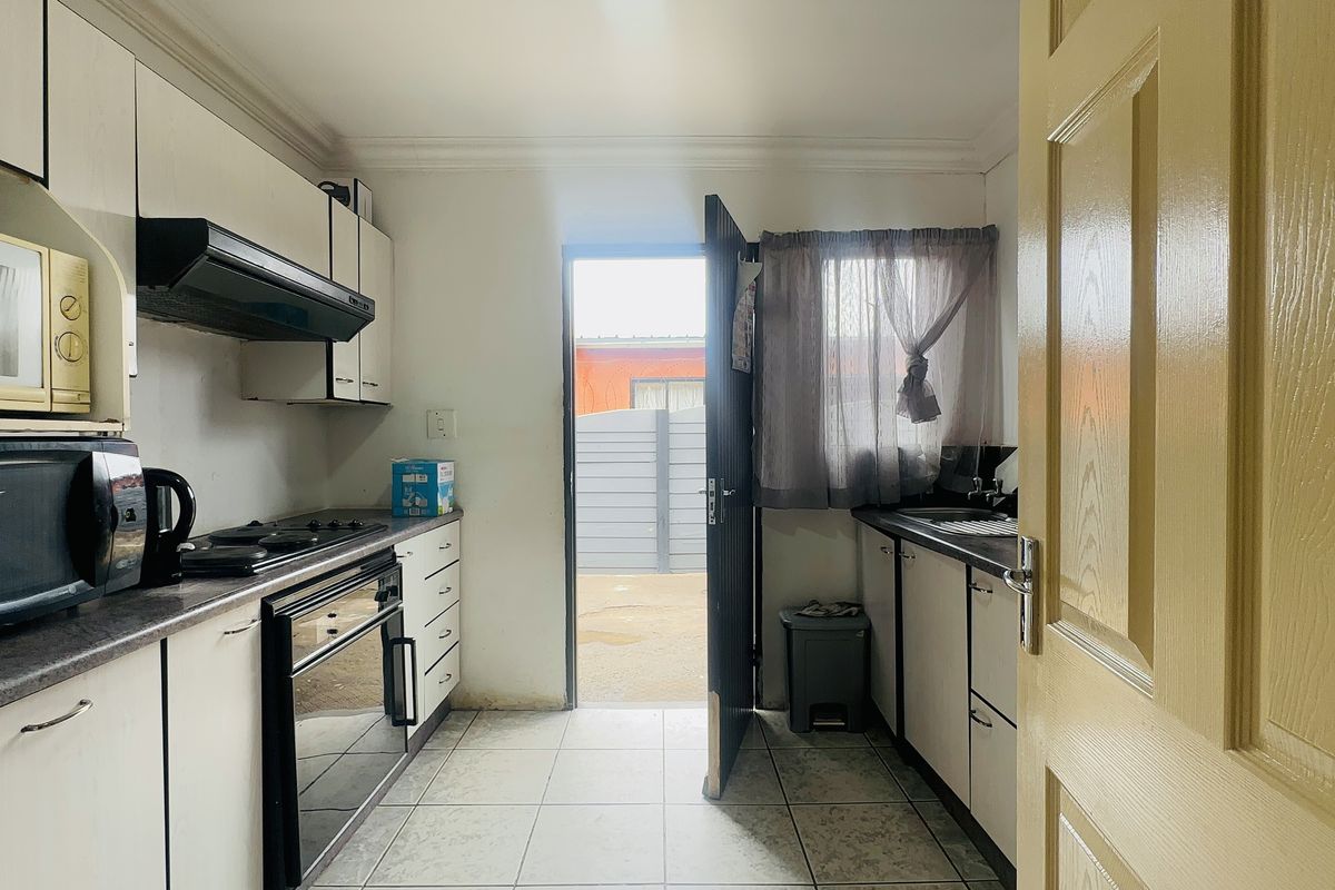 Neat Family Home in Tsakane Ext 5 - Photo 2