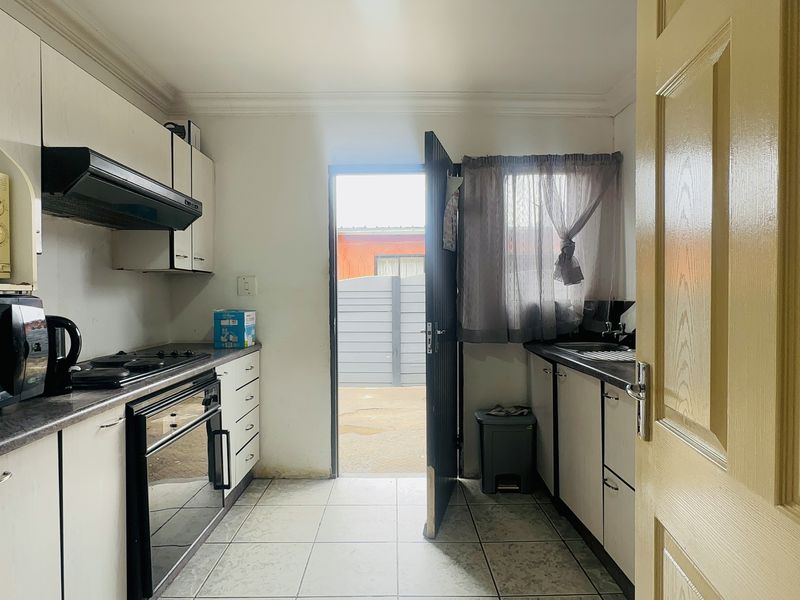 Neat Family Home in Tsakane Ext 5 - Photo 2