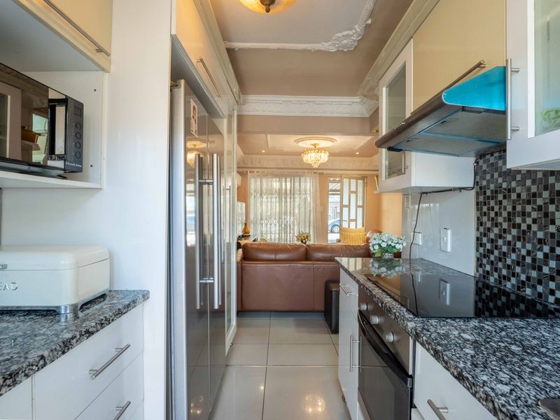 Neat 2-Bedroom Home with 2-Bedroom Outside Rooms in uMlazi AA Section - Photo 6