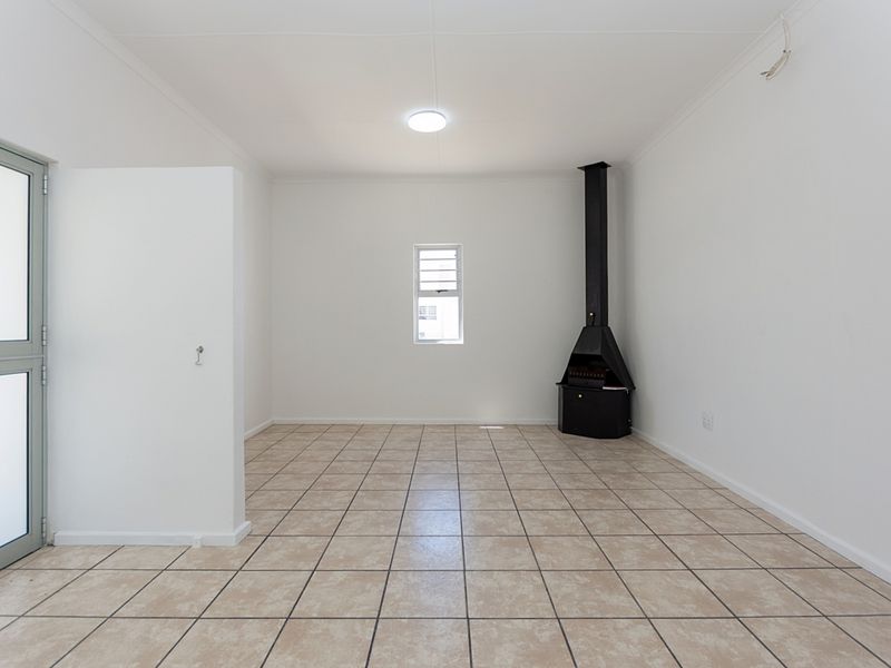 A Comfortable, Easy-Living Home for the Next Chapter - Photo 2