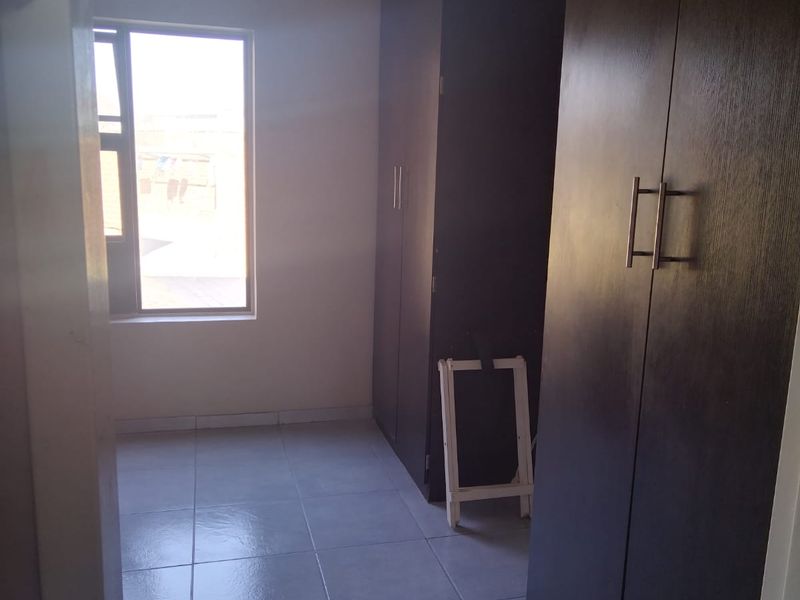 Modern 1-Bedroom Renovated Unit in Secure Terrenova Complex, Secunda - Photo 7