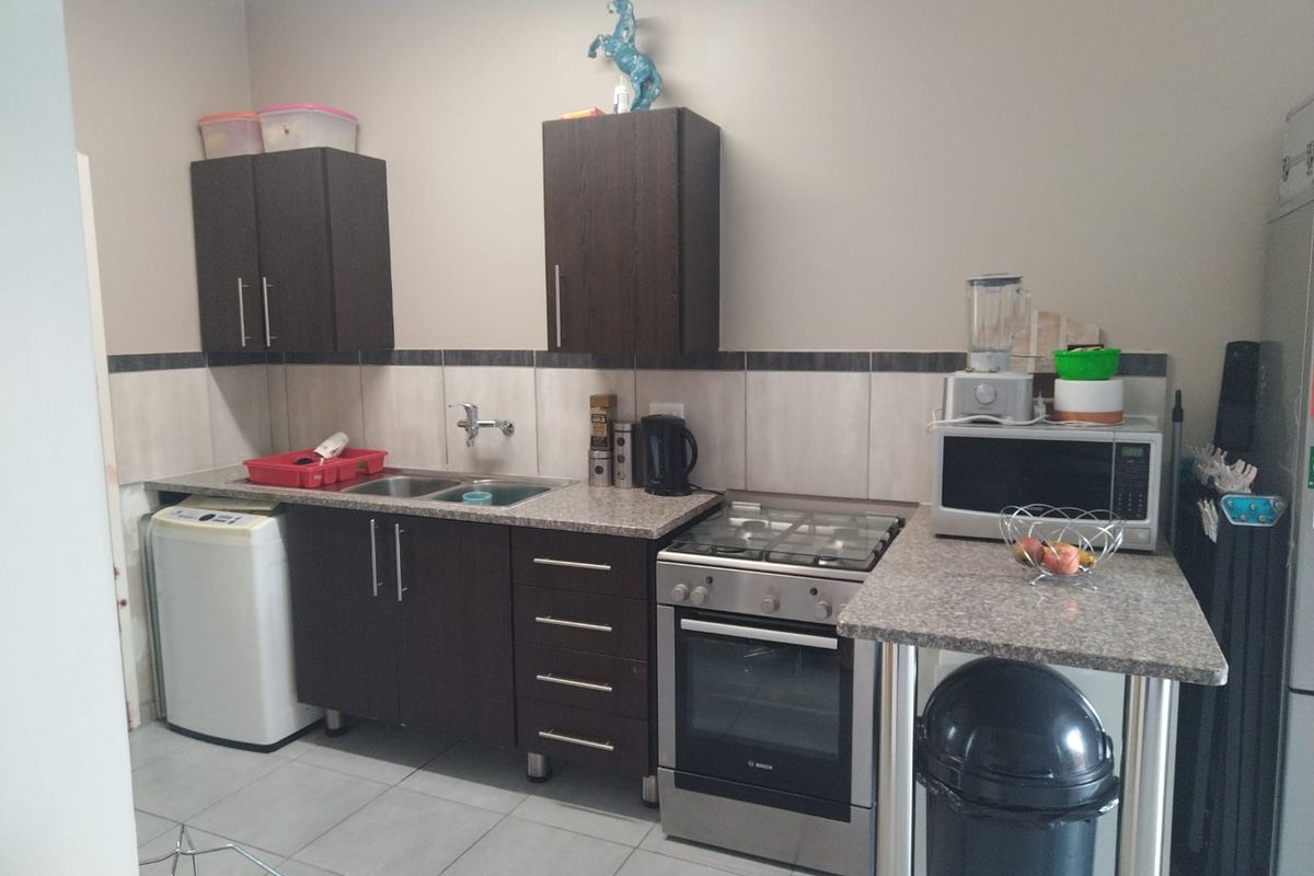 Modern 1-Bedroom Renovated Unit in Secure Terrenova Complex, Secunda - Photo 3