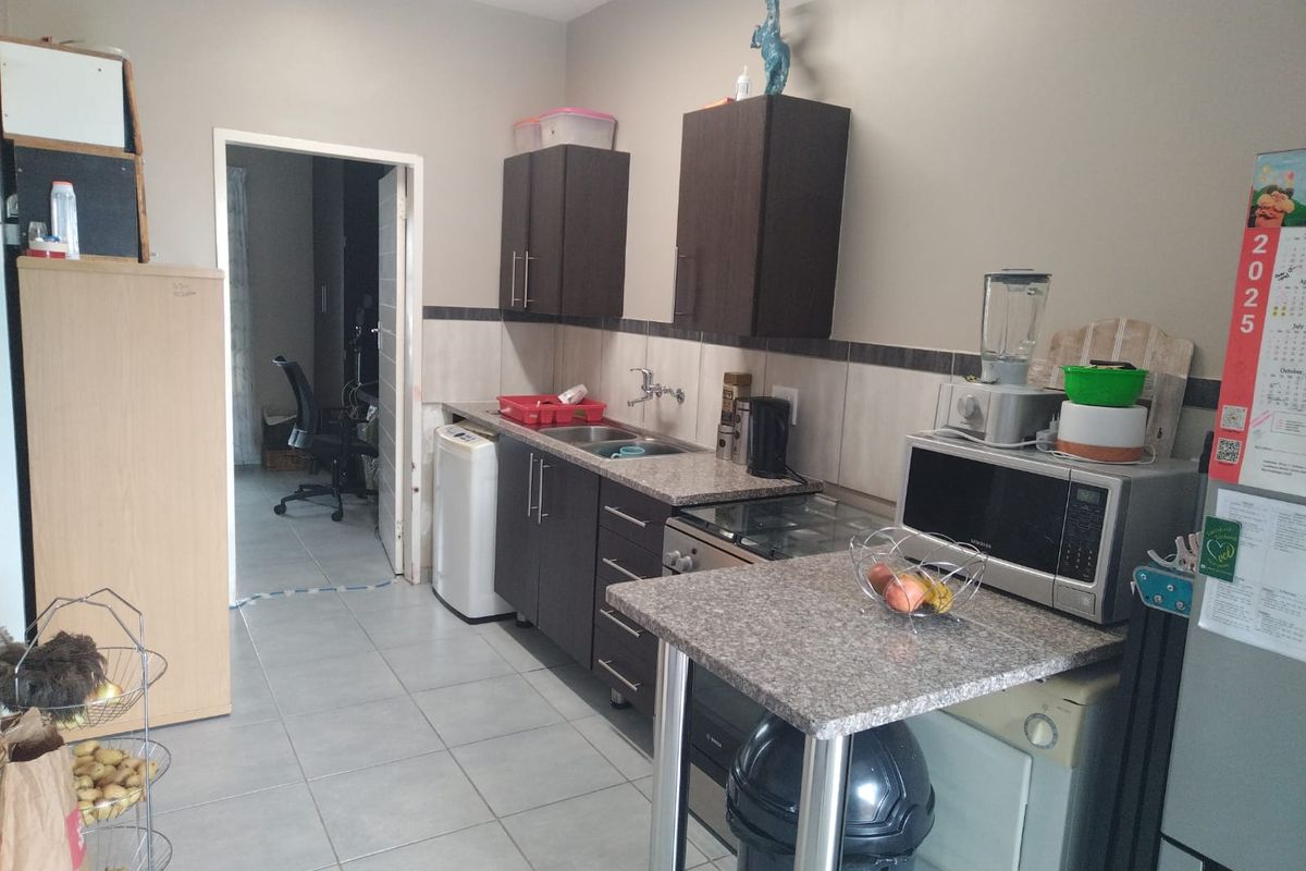 Modern 1-Bedroom Renovated Unit in Secure Terrenova Complex, Secunda - Photo 4