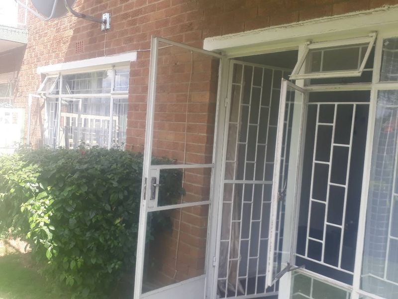 Exceptional Ground-Floor Unit within a Secure Enclosure and Steady Rental Income Opportunity - Photo 3