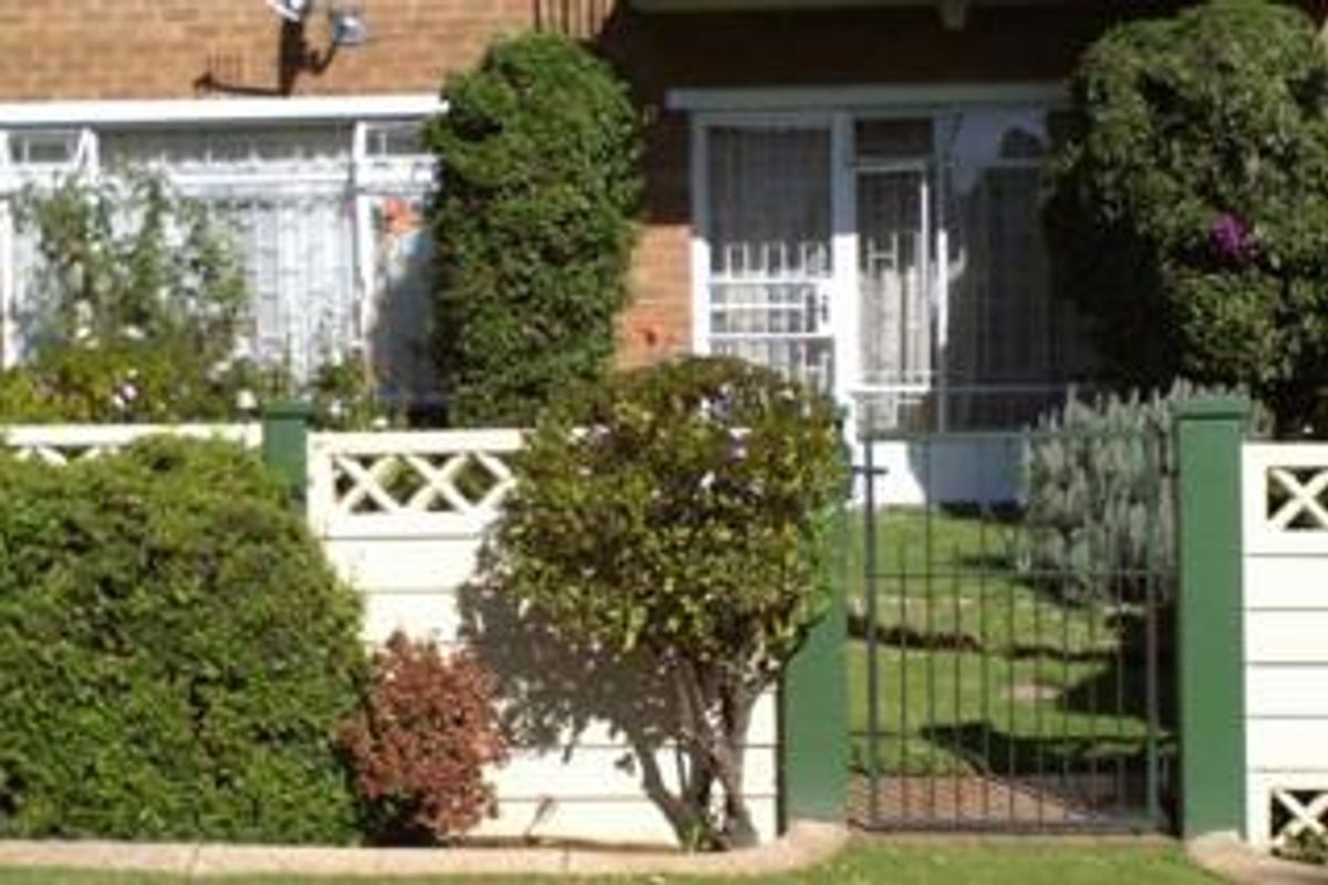 Exceptional Ground-Floor Unit within a Secure Enclosure and Steady Rental Income Opportunity - Photo 2