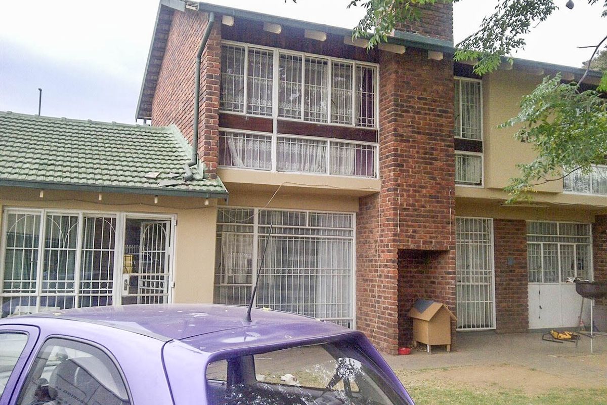 Spacious and Secure 3-Bedroom Family Home with Separate Bachelor Flat and Large Pet-Friendly Garden - Photo 3