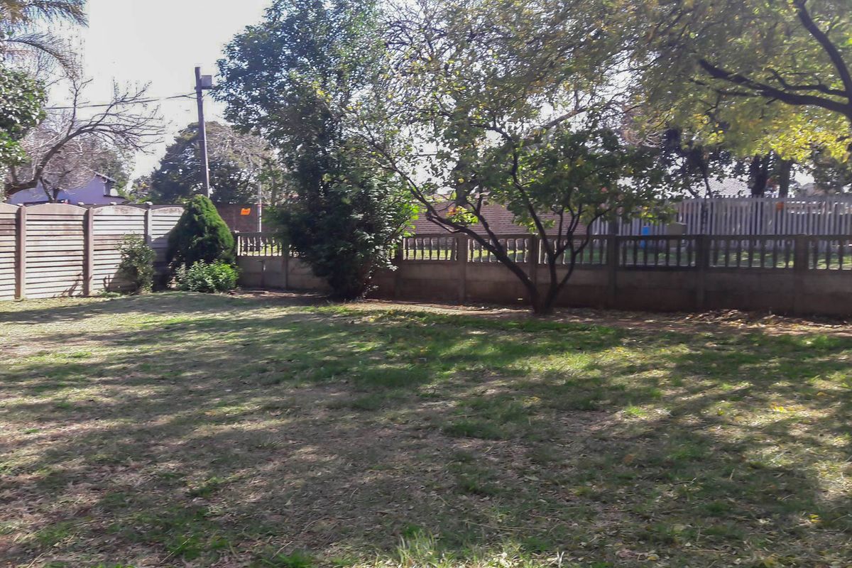 Spacious and Secure 3-Bedroom Family Home with Separate Bachelor Flat and Large Pet-Friendly Garden - Photo 5