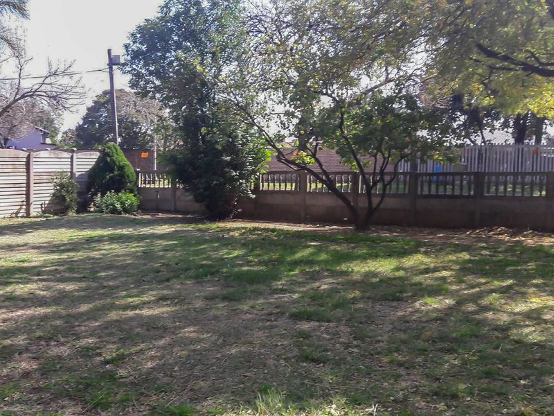 Spacious and Secure 3-Bedroom Family Home with Separate Bachelor Flat and Large Pet-Friendly Garden - Photo 5