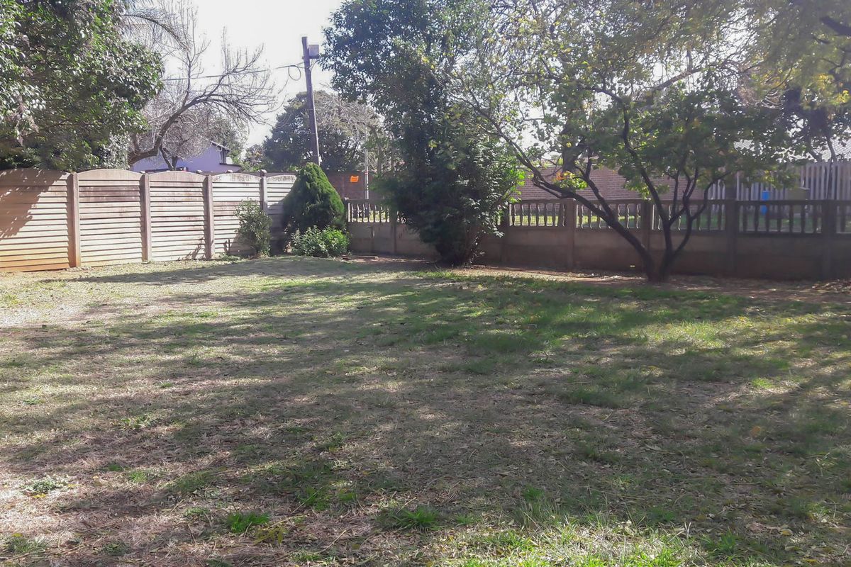 Spacious and Secure 3-Bedroom Family Home with Separate Bachelor Flat and Large Pet-Friendly Garden - Photo 4