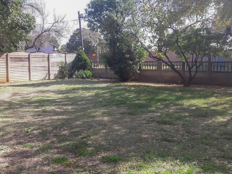 Spacious and Secure 3-Bedroom Family Home with Separate Bachelor Flat and Large Pet-Friendly Garden - Photo 4