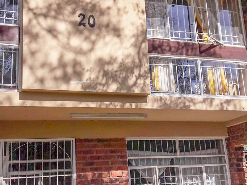 Spacious and Secure 3-Bedroom Family Home with Separate Bachelor Flat and Large Pet-Friendly Garden - Photo 10