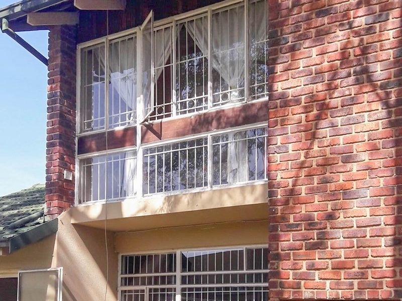 Spacious and Secure 3-Bedroom Family Home with Separate Bachelor Flat and Large Pet-Friendly Garden - Photo 9