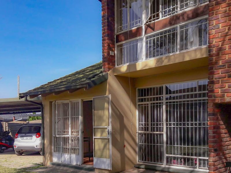 Spacious and Secure 3-Bedroom Family Home with Separate Bachelor Flat and Large Pet-Friendly Garden - Photo 8