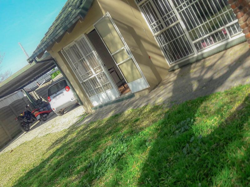 Spacious and Secure 3-Bedroom Family Home with Separate Bachelor Flat and Large Pet-Friendly Garden - Photo 7