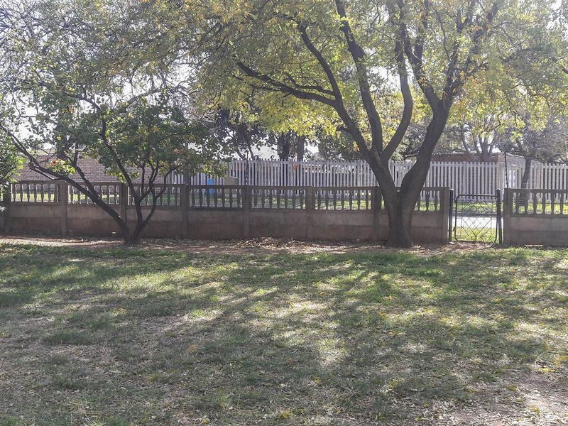 Spacious and Secure 3-Bedroom Family Home with Separate Bachelor Flat and Large Pet-Friendly Garden - Photo 6