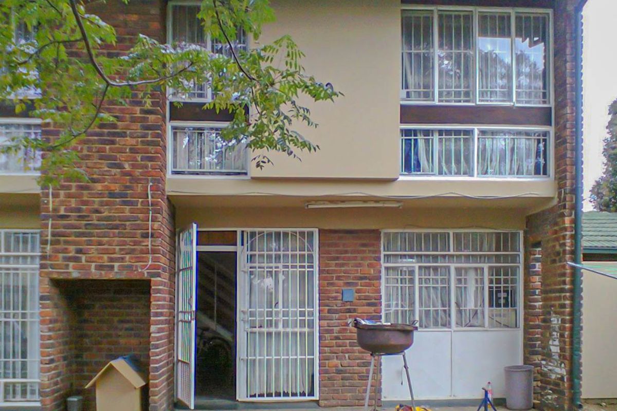 Spacious and Secure 3-Bedroom Family Home with Separate Bachelor Flat and Large Pet-Friendly Garden - Photo 2