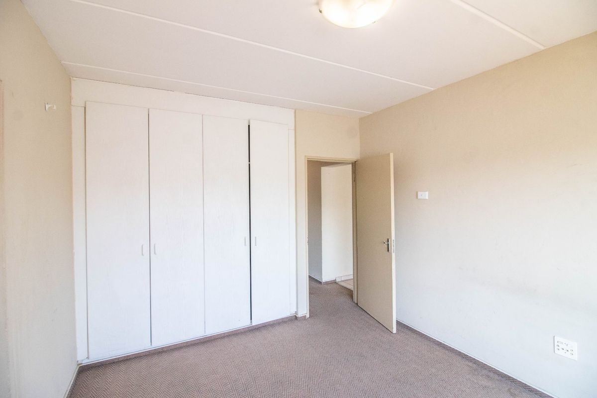 Spacious 2 bedroom unit on first floor - Photo 4