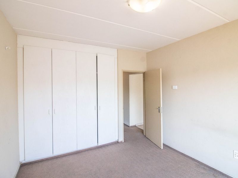 Spacious 2 bedroom unit on first floor - Photo 4