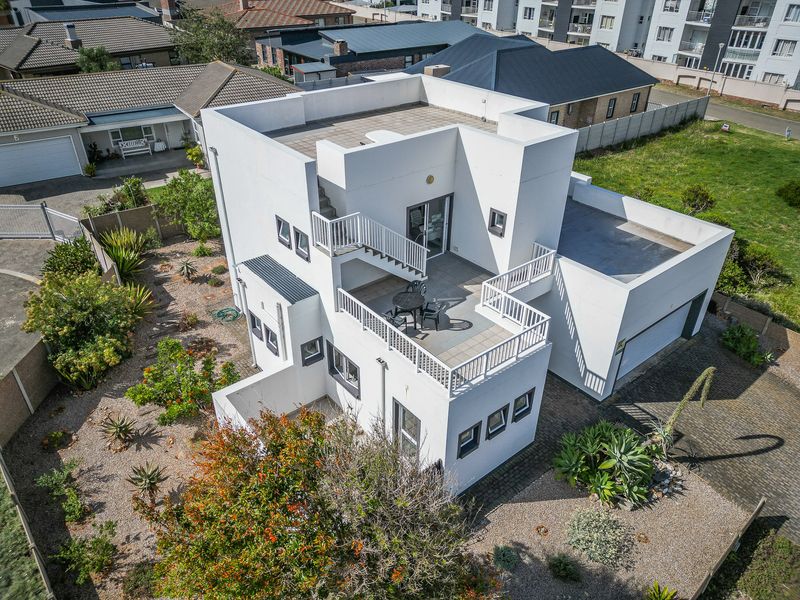 Light and airy house close to the ocean. - Photo 3
