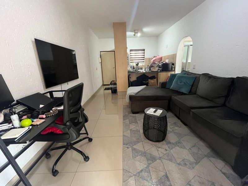 Modern First Floor Living in the Heart of Lonehill – Perfect for First-Time Buyers & Investors - Photo 5