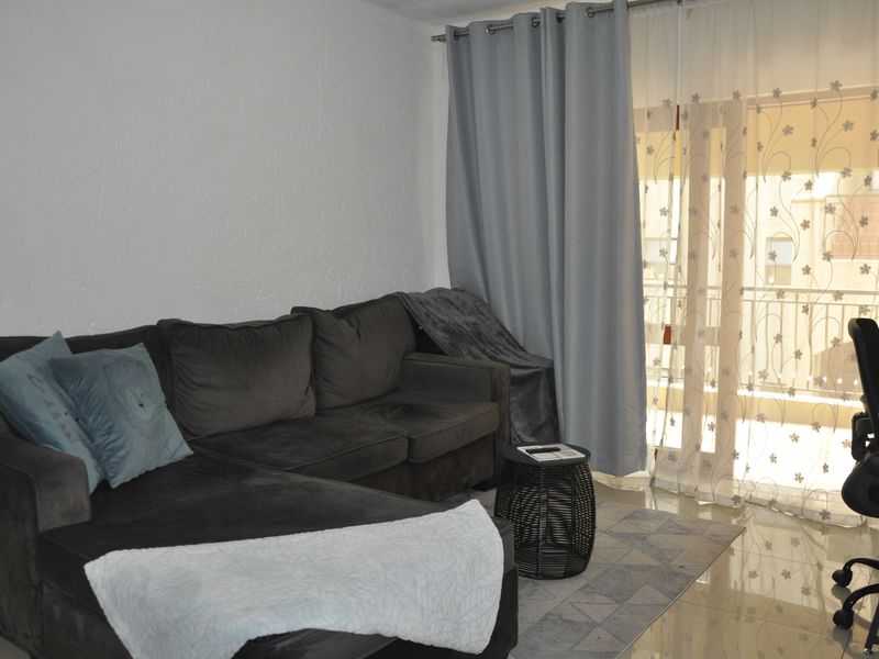 Modern First Floor Living in the Heart of Lonehill – Perfect for First-Time Buyers & Investors - Photo 3