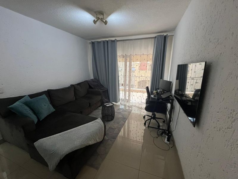 Modern First Floor Living in the Heart of Lonehill – Perfect for First-Time Buyers & Investors - Photo 1