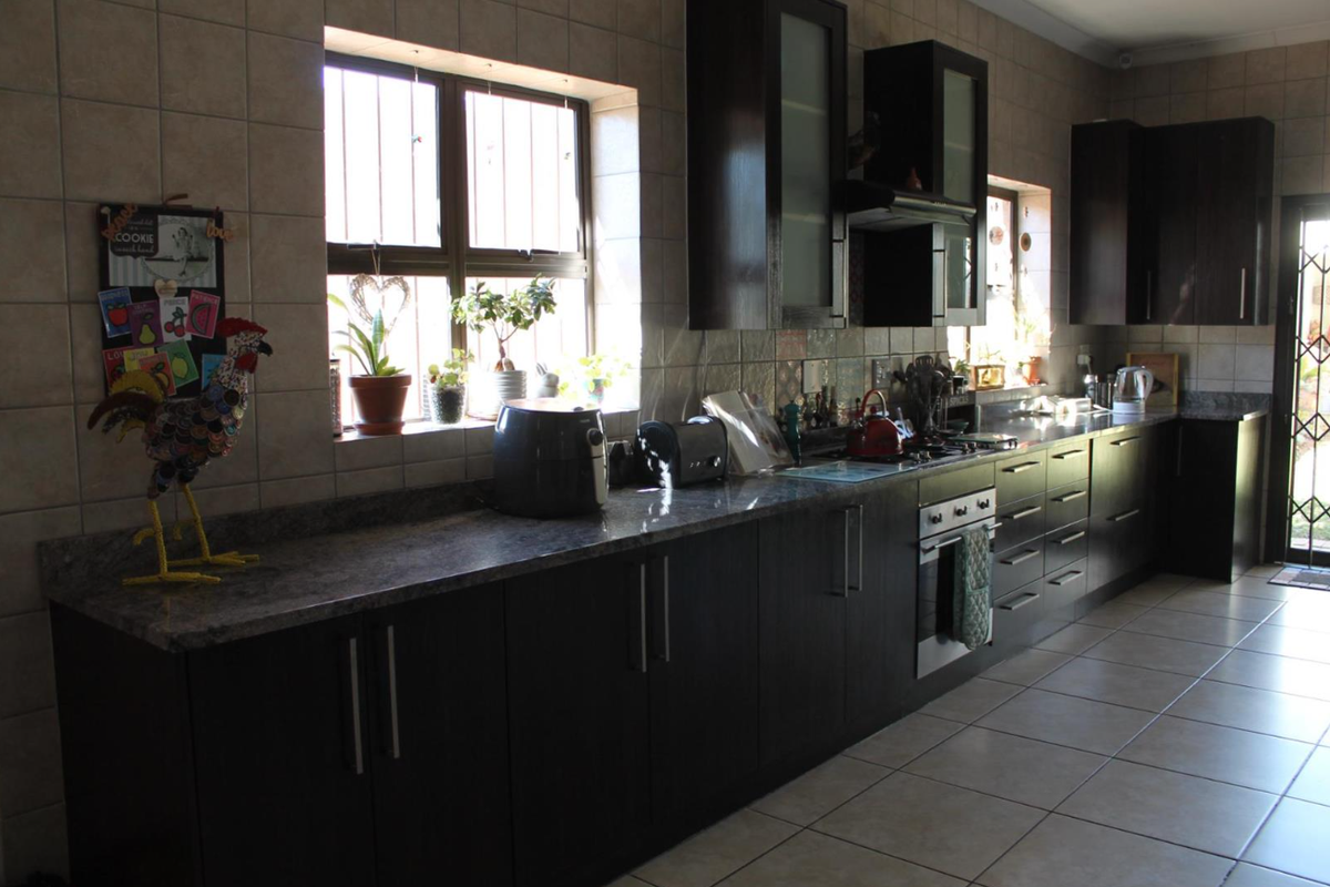 Beautiful Blend of Classic Charm and Modern Living in Kensington - Photo 3