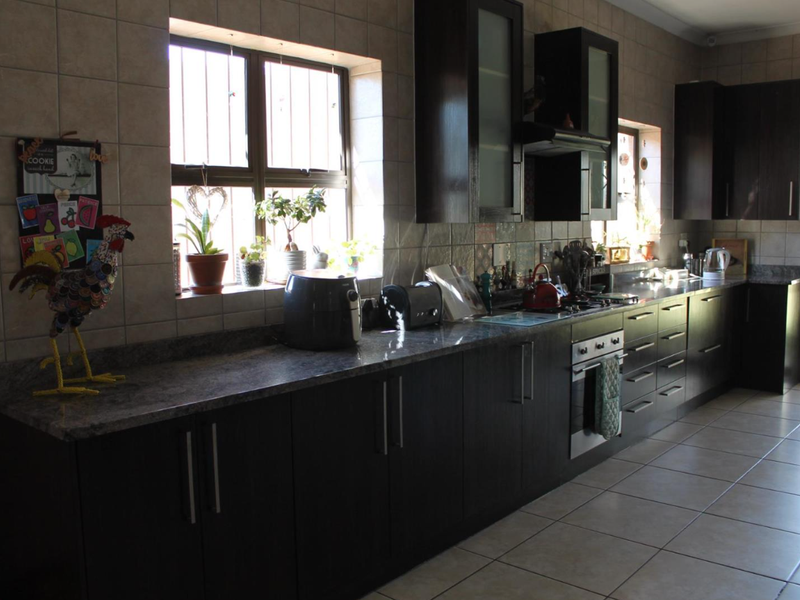 Beautiful Blend of Classic Charm and Modern Living in Kensington - Photo 3