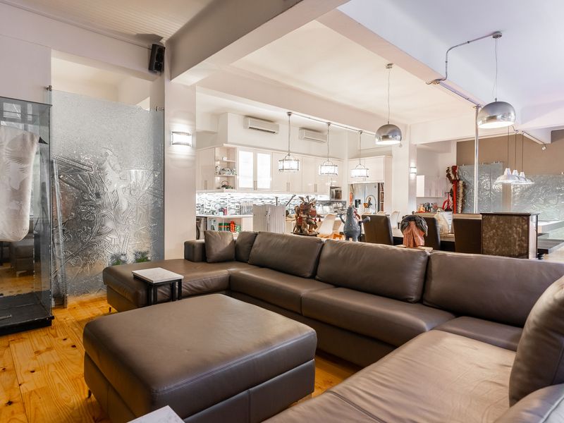 Rare 223m2 CBD Penthouse | 4-Bed or 3 + Study | Prime Investor Opportunity - Photo 2