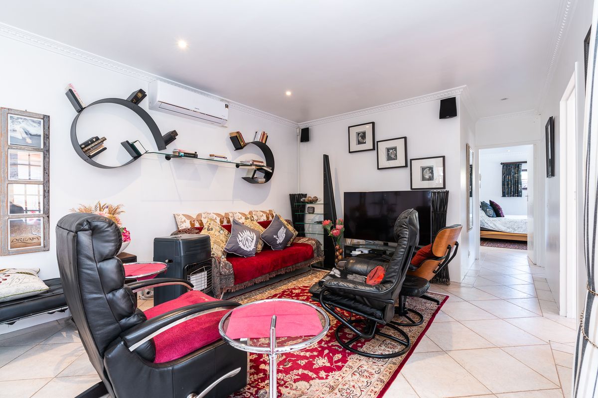 Sought-After Park Lane – A Distinctive Home with Exceptional Lifestyle Features - Photo 5