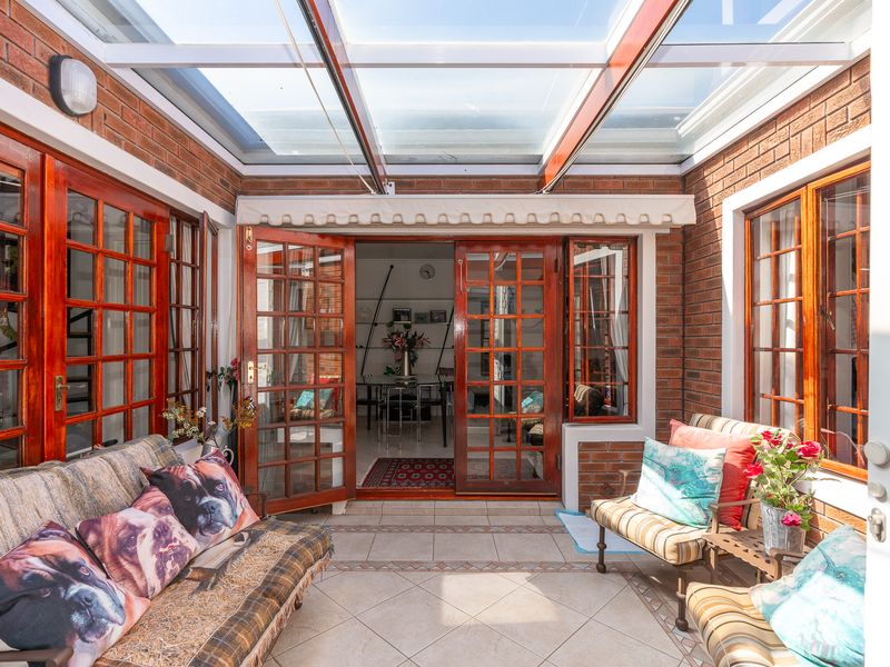 Sought-After Park Lane – A Distinctive Home with Exceptional Lifestyle Features - Photo 6