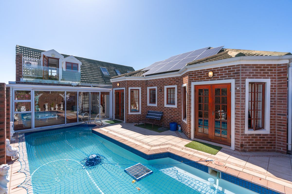 Sought-After Park Lane – A Distinctive Home with Exceptional Lifestyle Features - Photo 2