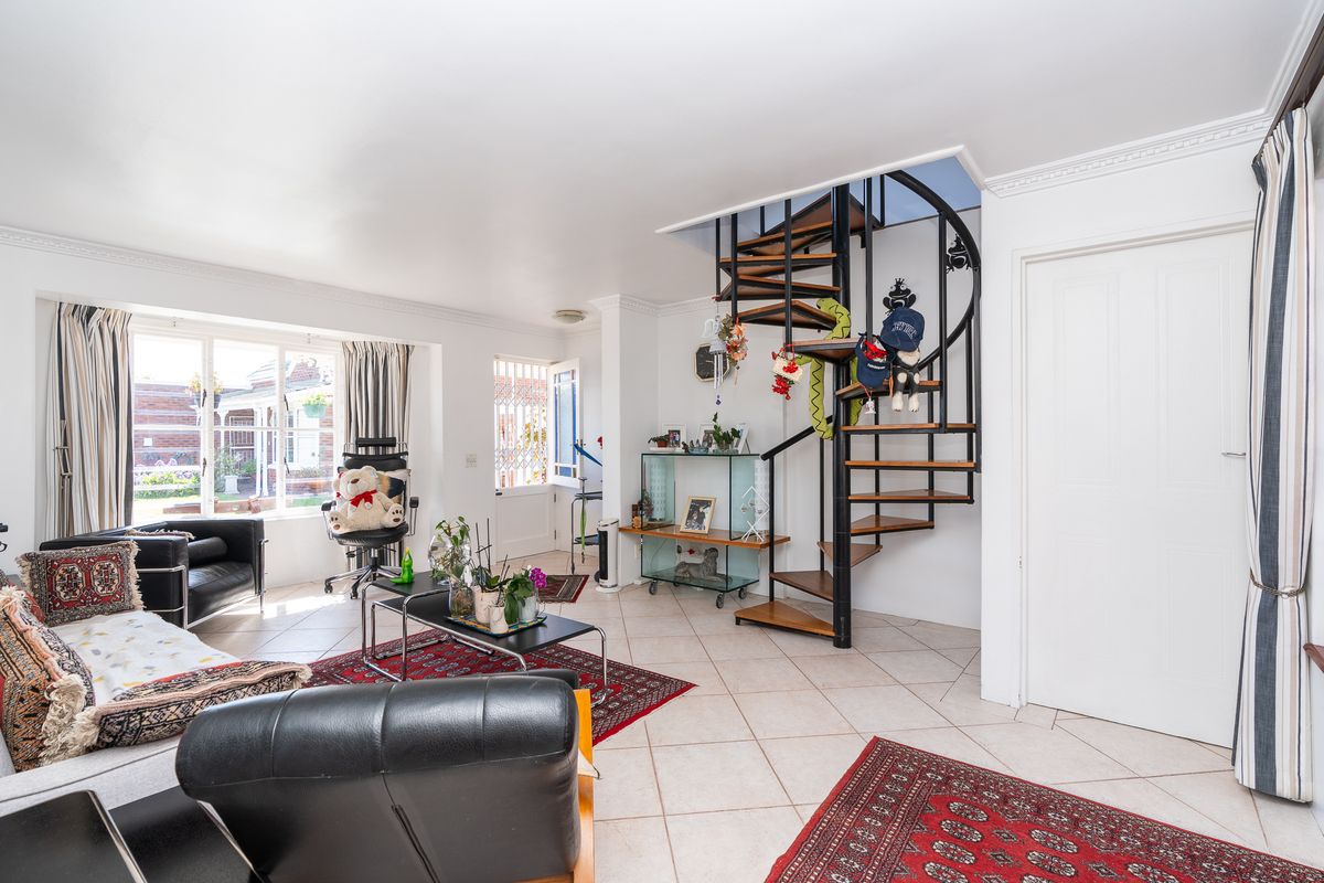 Sought-After Park Lane – A Distinctive Home with Exceptional Lifestyle Features - Photo 4