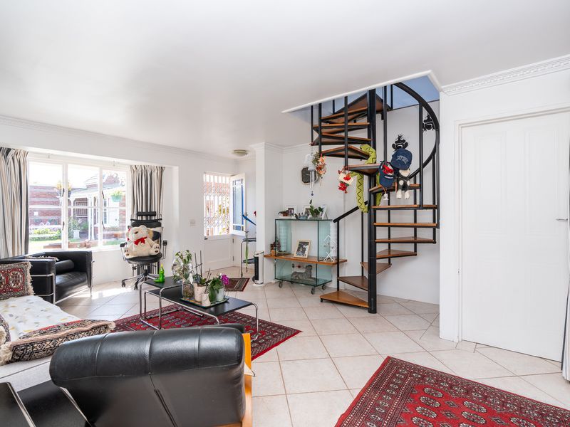 Sought-After Park Lane – A Distinctive Home with Exceptional Lifestyle Features - Photo 4