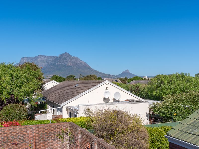 Sought-After Park Lane – A Distinctive Home with Exceptional Lifestyle Features - Photo 3