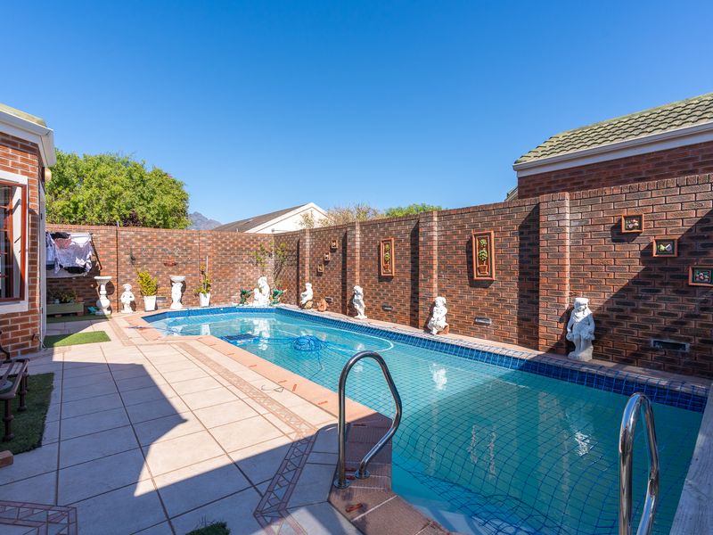 Sought-After Park Lane – A Distinctive Home with Exceptional Lifestyle Features - Photo 10