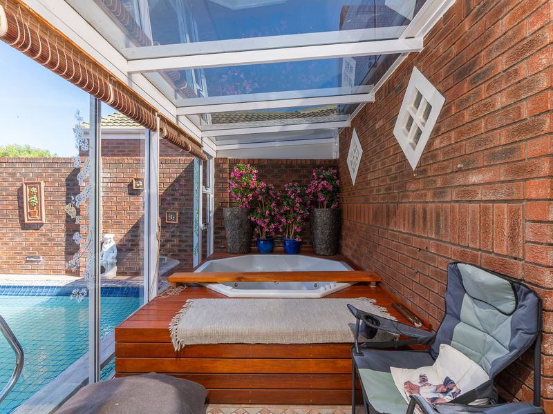 Sought-After Park Lane – A Distinctive Home with Exceptional Lifestyle Features - Photo 8