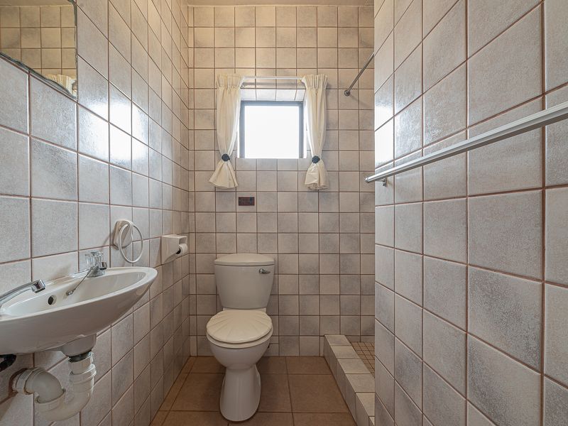 Spacious family home with large one bedroom flat. - Photo 9