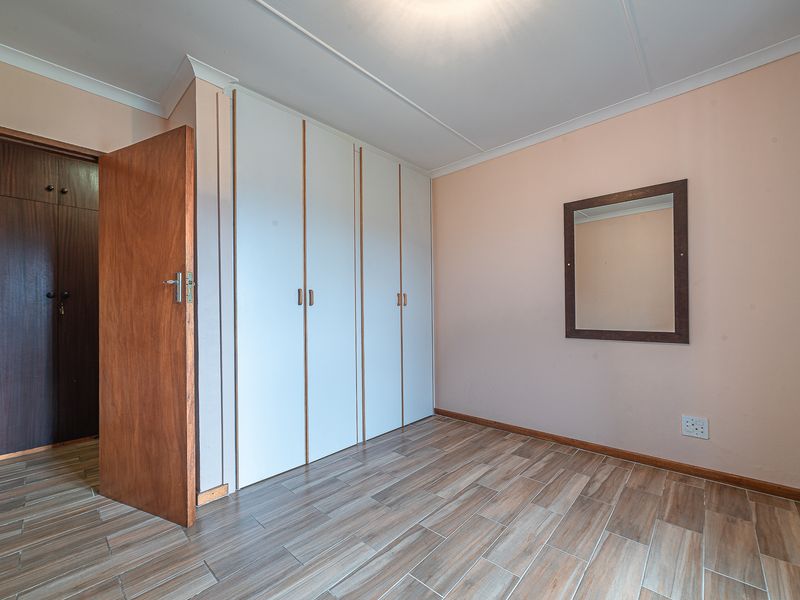 Spacious family home with large one bedroom flat. - Photo 8