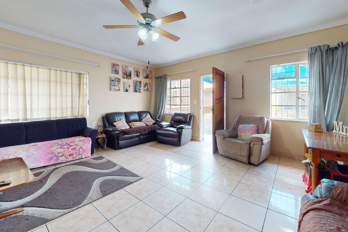 Discover this beautifully versatile property in the heart of Primrose - Photo 3