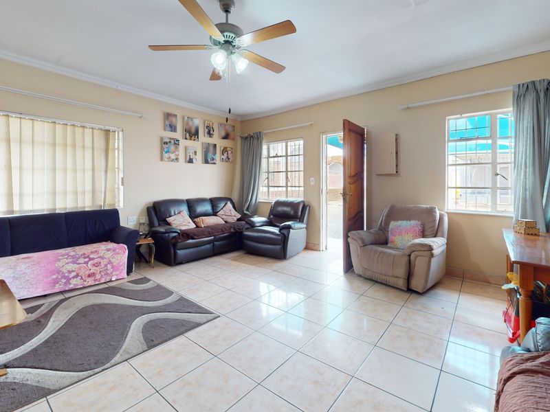 Discover this beautifully versatile property in the heart of Primrose - Photo 3